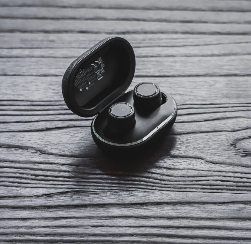 Wireless earbuds with charging case