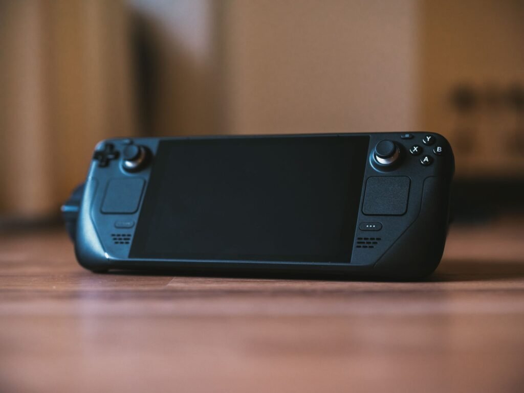 Handheld games console with detachable controllers held in both hands