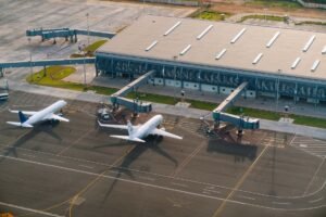 Aerial view of an airport terminal with airplanes at the gates