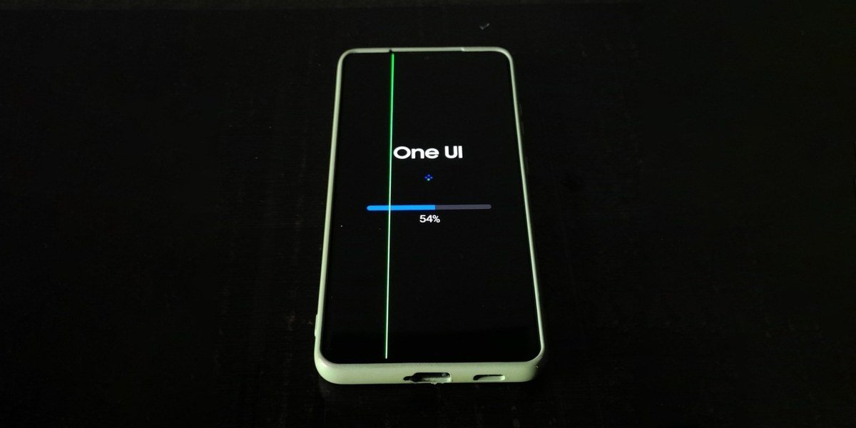 Samsung Galaxy phone showing a thin vertical green line across a One UI update screen