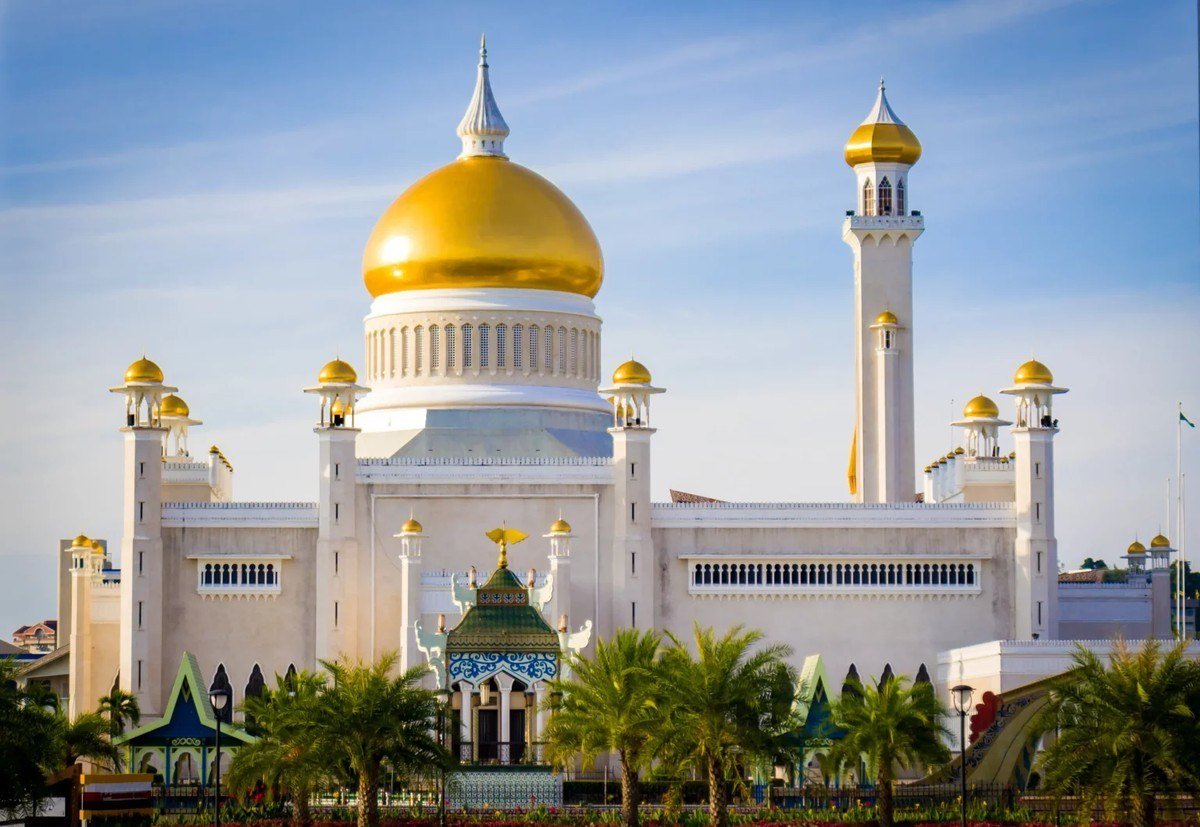 Omar Ali Saifuddien Mosque with its golden dome and minarets in Brunei